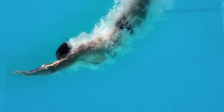 动画旋转蓝线螺旋旋转在男性游泳者水下