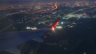 商用飞机的乘客窗口夜景视频素材模板下载