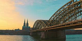 霍亨索伦桥(Hohenzollernbrücke)和科隆大教堂(K?ln)下午美丽的日落。莱茵河附近的历史建筑建筑。
