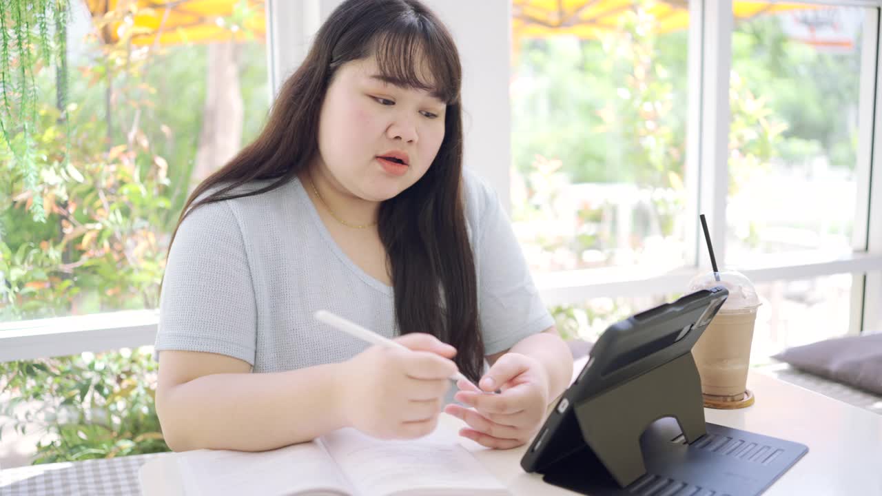 教学视频呼叫大大建立妇女在网上学习的信心。