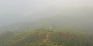 沿着山间的徒步小径飞行。灵汇山，香港大屿山郊野公园