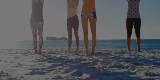 在阳光灿烂的海滩上做瑜伽的女性朋友的动画全球网络