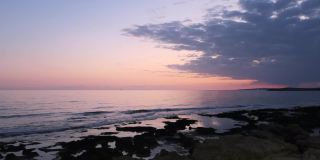 塞浦路斯岛上阿伊亚纳帕海滩上阳光的浪漫粉色反射