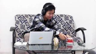 亚洲男性工作在家里使用笔记本电脑视频会议电话会议耳机视频素材模板下载