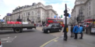 人们在伦敦的街道上以60帧/秒的慢动作行走