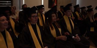 毕业演讲结束后，快乐的拉美学生在毕业典礼上鼓掌