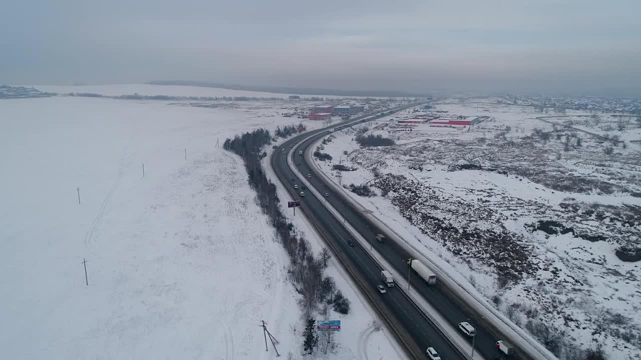 炫目的道路。联邦高速公路西伯利亚。汽车桥。联邦公路上的高架桥。无人机射击。从以上观点。