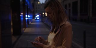 一名女子在夜城用智能手机对抗警车