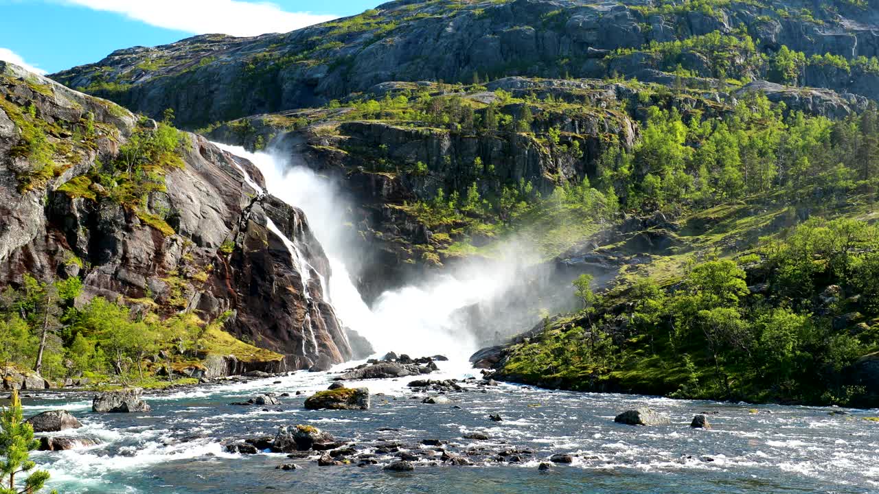 Kinsarvik Hordaland,挪威。哈当厄山高原的Nykkjesoyfossen瀑布。春天阳光明媚的日子。高度49米著名的挪威地标和热门目的地