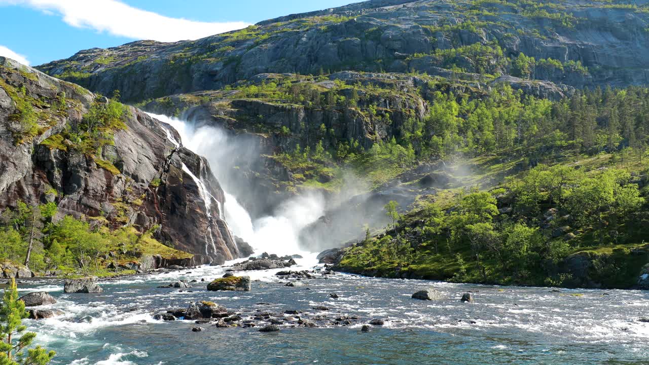 Kinsarvik Hordaland,挪威。哈当厄山高原的Nykkjesoyfossen瀑布。春天阳光明媚的日子。高度49米著名的挪威地标和热门目的地。缩小