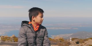 健康放松的亚洲十多岁男孩祈祷，平静的表情，积极的心理健康