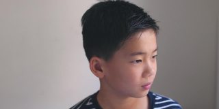 一张快乐、自信、健康的亚洲混血儿十多岁男孩的大头照