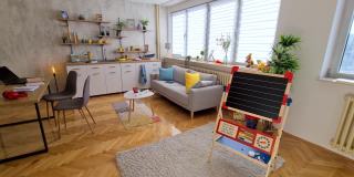 一室公寓，厨房，餐桌，沙发和孩子玩具