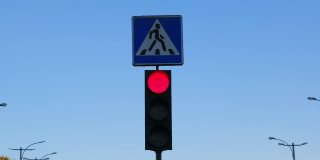 一个红绿灯和一个人行横道的路标，绿灯亮了