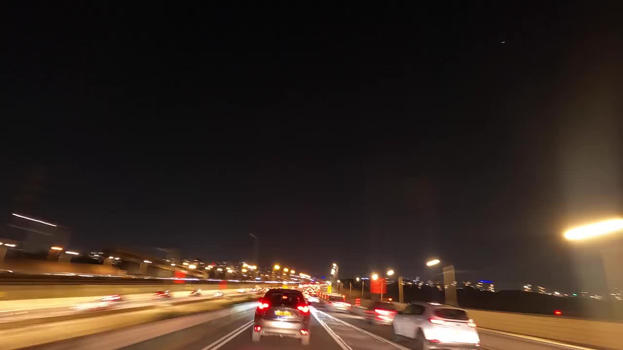 4 k。在特拉维夫高速公路上，电车在夜间快速行驶
