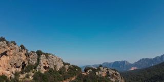 无人机飞越攀岩区和攀岩者露营的鸟瞰图。安塔利亚和落基山脉的蓝天美景