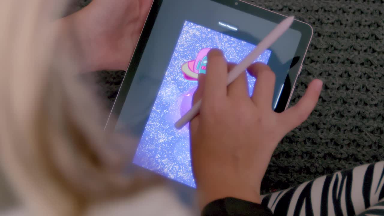 一个十几岁女孩在平板电脑上的特写。