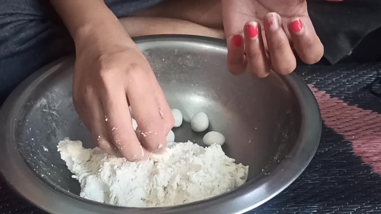 制作印度甜品rasgulla