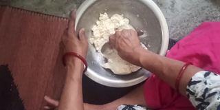 制作印度甜品rasgulla