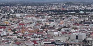 墨西哥城东部的全景鸟瞰图，右转并缩小