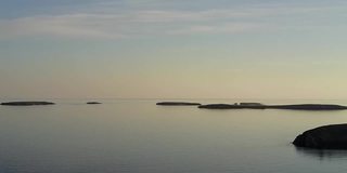 新地岛沙漠上北冰洋夏季的空中景观。