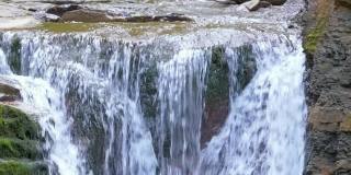 令人惊叹的风景，美丽的山河瀑布与白色泡沫水从岩石悬崖下降在夏季雨林