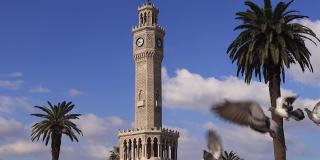 在伊兹密尔慢动作与旧钟楼的科纳克广场的观点。它建于1901年，是土耳其伊兹密尔市的象征