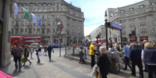人们走在伦敦的街道上，以180帧/秒的慢动作