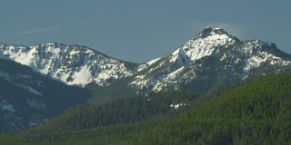 蒙大拿州博兹曼附近的加勒廷山脉，春雪在山峰上徘徊