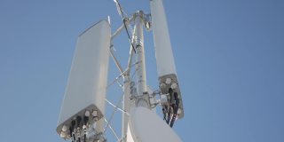 房顶上的卫星通讯系统。天线和蜂窝信号发射器，有一堆电线和连接。