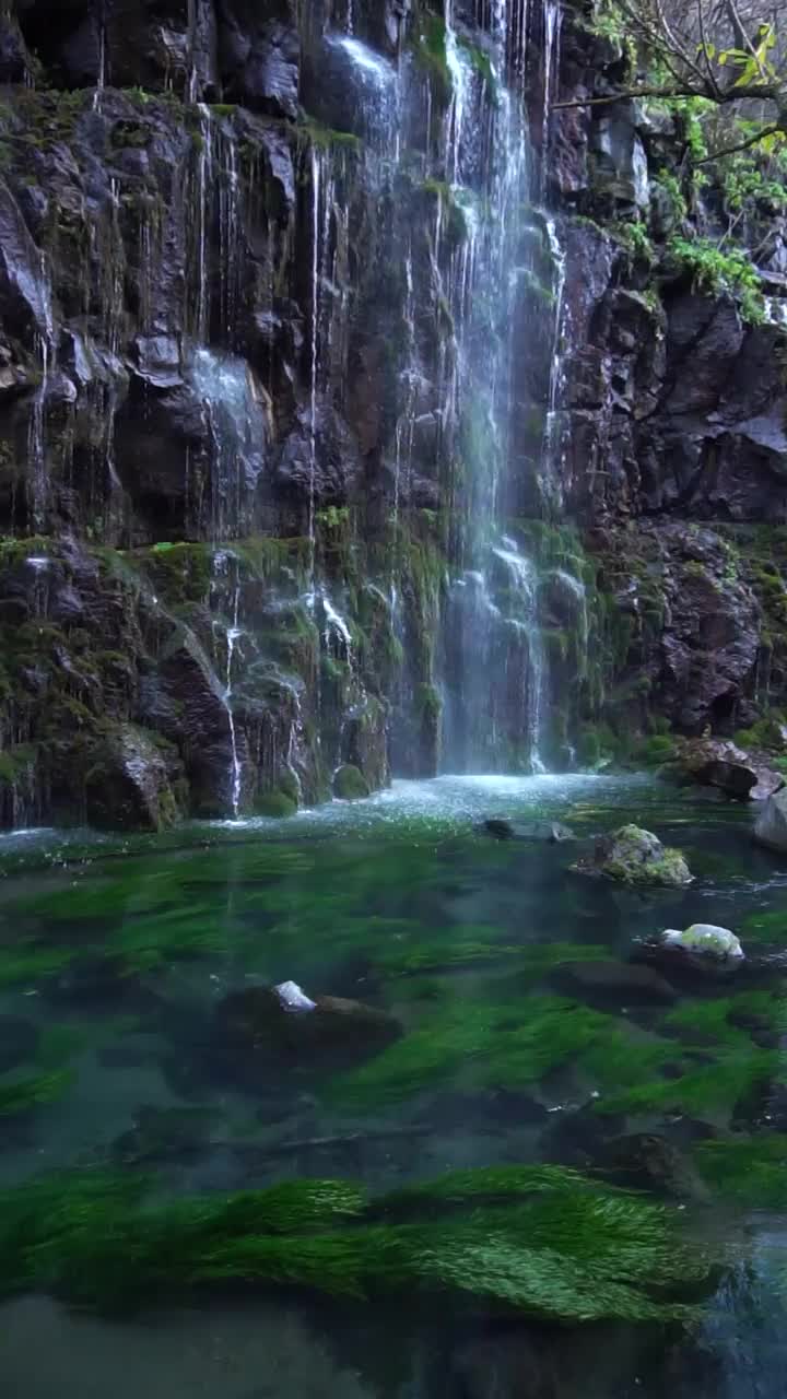 瀑布般的天然瀑布，由山泉倾泻而出