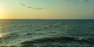 从全速行驶的船上看海浪。阳光明媚的一天。船在地平线上