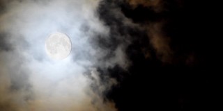 月亮与云景，在月亮之前移动的云