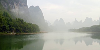 航拍中国漓江沿岸令人惊叹的岩层