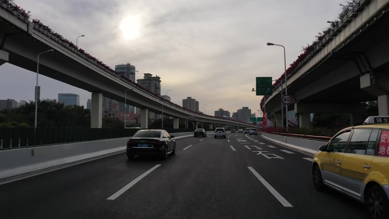 实时汽车在高架公路上行驶，上海，中国