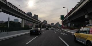 实时汽车在高架公路上行驶，上海，中国