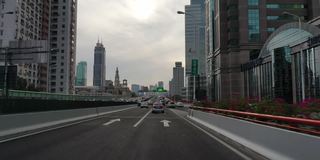 实时汽车在高架公路上行驶，上海，中国