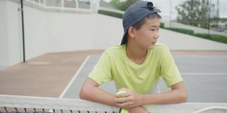 混合亚洲十多岁男孩网球运动员，健康的青少年运动员训练，积极的健康概念