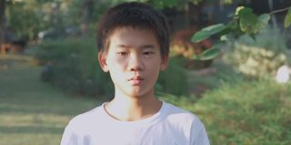 快乐、自信、健康的混血亚洲少年男孩的头像，青春日