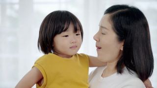 亚洲家庭与母亲抱着安慰哭泣的儿子视频素材模板下载