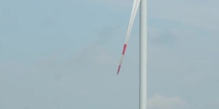 风力发电机组在现场对着变电站旋转