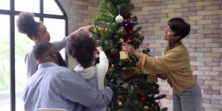 周末，黑人家庭一起打发时间，一起装饰圣诞树，一起参加节日派对