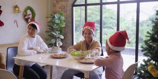 多代同堂的家庭戴着圣诞帽，在家里一起享用圣诞大餐