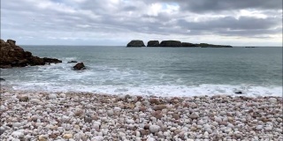 海浪拍打着卵石滩