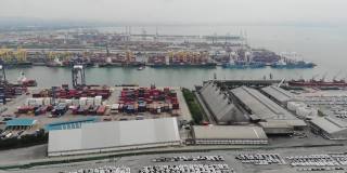泰国春武里勒姆查邦港- 10月23日:2021年10月23日，在泰国勒姆查邦港，工业集装箱货物在港口物流进出口。