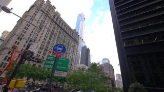 纽约城百老汇和自由街的路标，慢动作180帧/秒视频素材模板下载