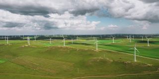 T/L TU鸟瞰草原上的风力涡轮机农场