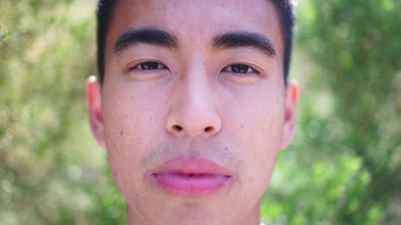 一个年轻的亚洲男人的特写视频肖像