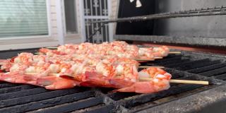 新鲜烤虾串晚餐在露天木炭火焰烹煮