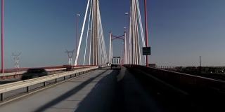 穿过Zarate Brazo Largo大桥，Zarate, Entre Rios省，阿根廷。